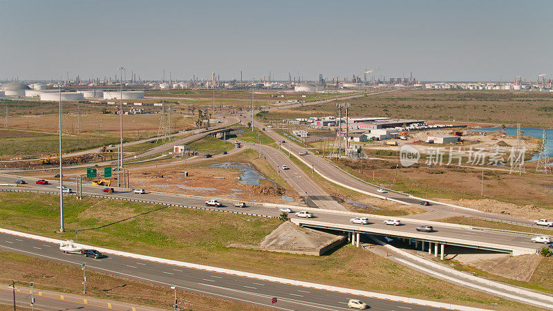 鸟瞰图的公路和多个工业综合体附近的Bayou Vista，德克萨斯州